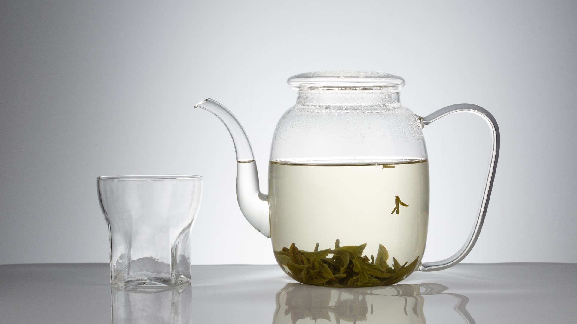 手工吹制：玻璃艺术的匠心复兴与当代价值